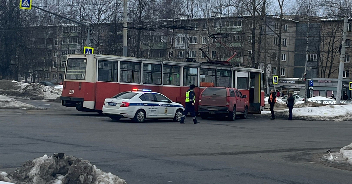 В Ярославле легковушка столкнулась с трамваем_266289