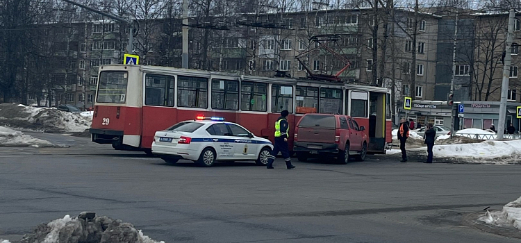 В Ярославле легковушка столкнулась с трамваем_266289