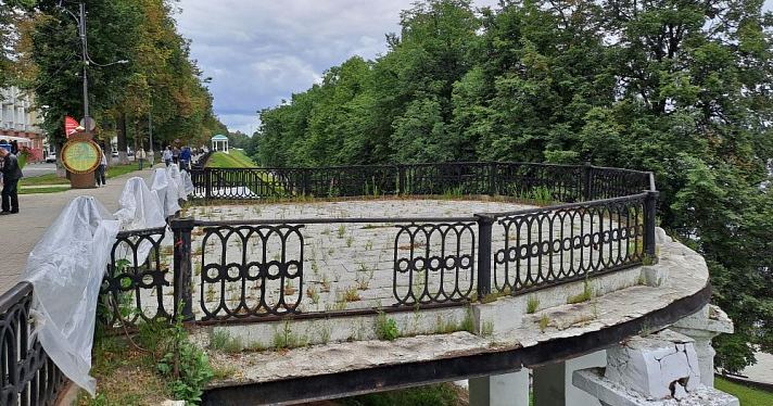 Сквозь плитку лезут сорняки: смотровая площадка на Волжской набережной в Ярославле годами приходит в запустение