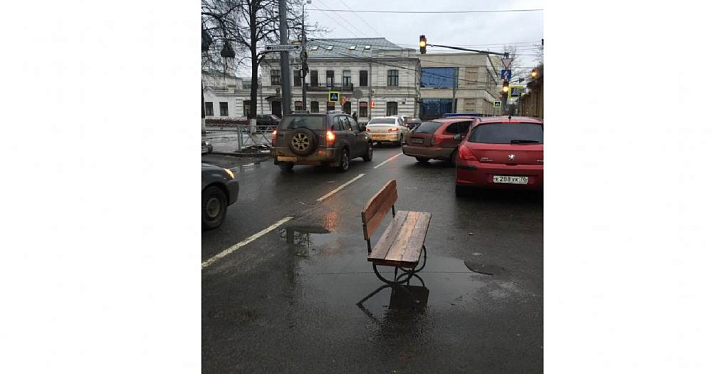 Фото дня. В центре Ярославля установили скамейку на дороге