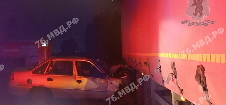 В Ярославском районе легковушка влетела в «КамАЗ»