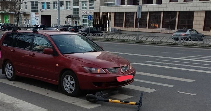 В центре Ярославля иномарка сбила подростка на самокате