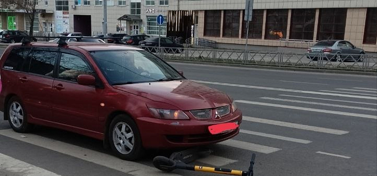 В центре Ярославля иномарка сбила подростка на самокате
