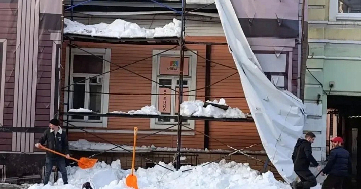В Ярославле накажут собственника Дома Никитина за рухнувший из-под баннера снег