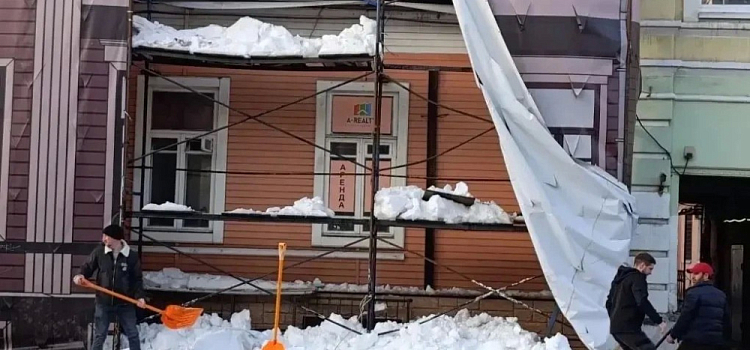 В Ярославле накажут собственника Дома Никитина за рухнувший из-под баннера снег
