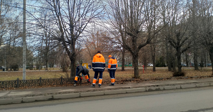 В Ярославле выдернули чугунный забор на улице Победы