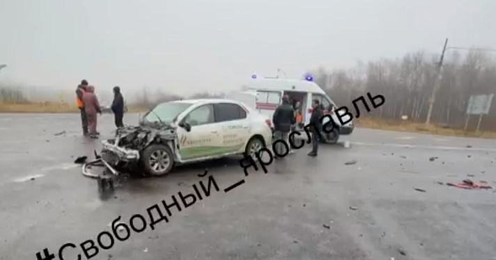 В Ярославской области после ДТП перевернулся эвакуатор с «Газелью»_256802