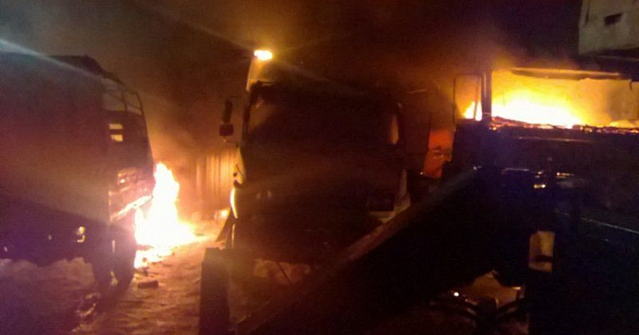 В Ярославской области огонь уничтожил четыре грузовых автомобиля _108515