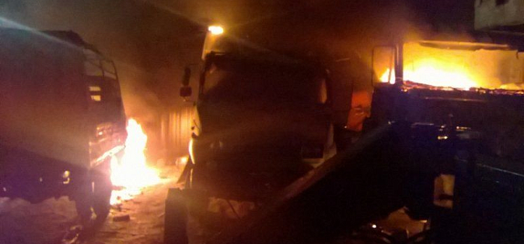 В Ярославской области огонь уничтожил четыре грузовых автомобиля _108515