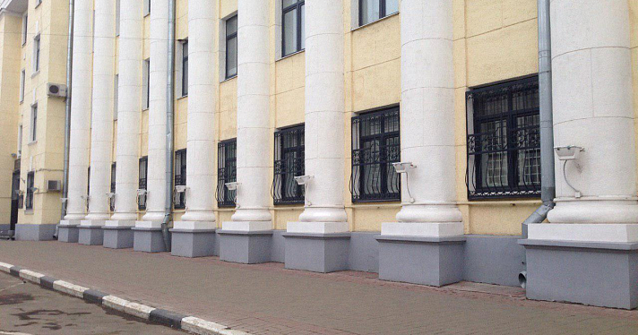 Полиция начала поиск человека, который оставил надпись оскорбительного содержания на здании ярославского УМВД_157214