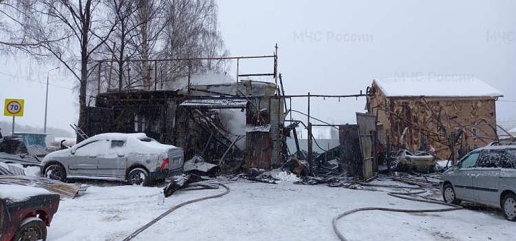Под Ярославлем сгорел автосервис с машинами