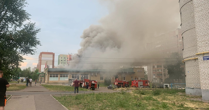 В Ярославле горит торговый центр «Лотос»_216431