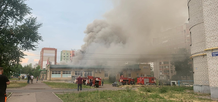 В Ярославле горит торговый центр «Лотос»_216431