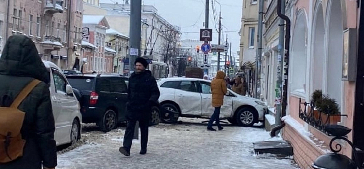 Врезался в стену здания! В Ярославле столкнулись четыре автомобиля