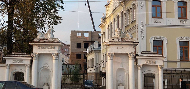 В Ярославле возобновилось скандальное строительство у «Дома со львами»