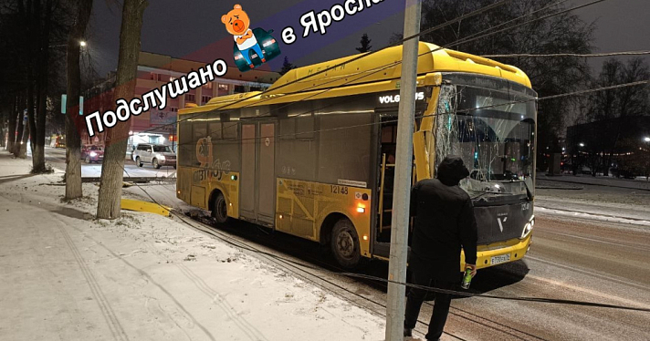 В Ярославле автобус с пассажирами снёс столб