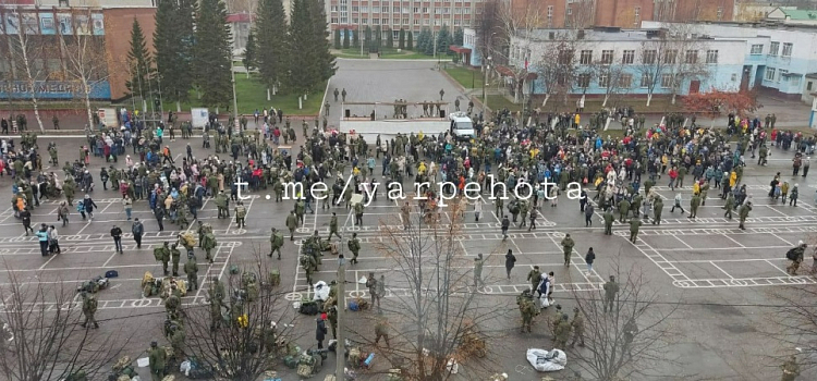 Тревожный и трогательный момент: в Ярославле начались отправки мобилизованных