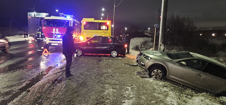 В Ярославле на окружной дороге в ДТП попали сразу несколько автобусов и легковушек