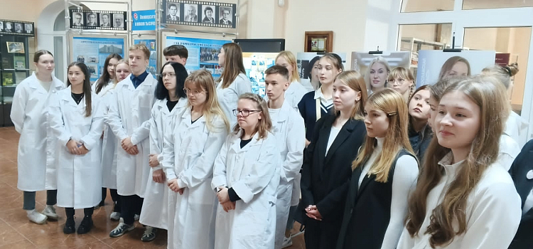 В Ярославском медицинском университете вручили дневники ученикам профильных медицинских классов_251902