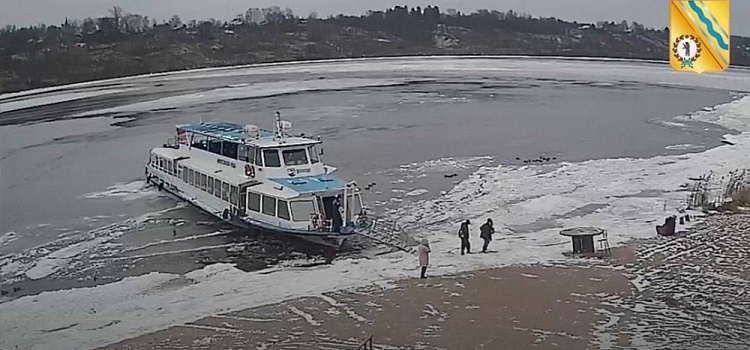 «В бюджете нет денег на рейсы каждый час»: в Тутаеве вместо теплохода функцию переправы начал выполнять автобус