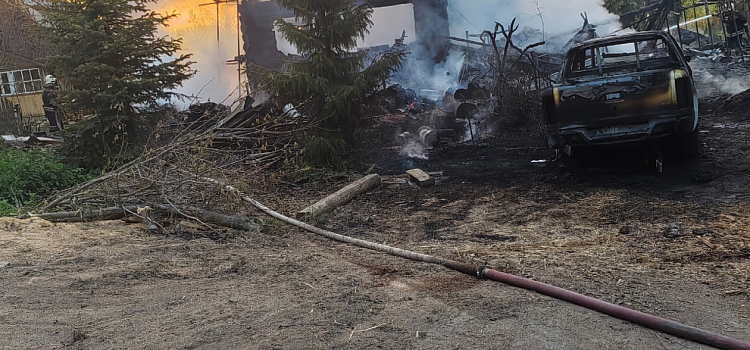 «Отец в реанимации в тяжёлом состоянии»: в Ярославской области дотла сгорел дом многодетной семьи_273711