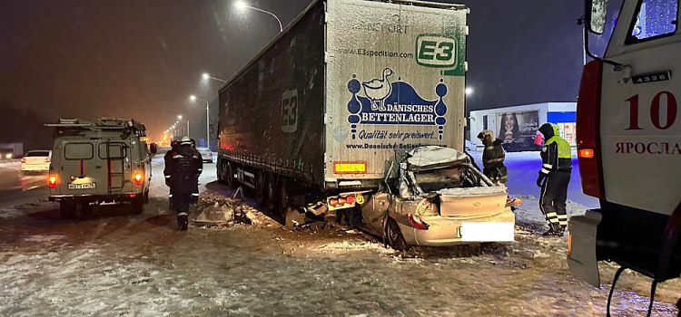Под Ярославлем погиб водитель легковушки, врезавшейся в грузовик