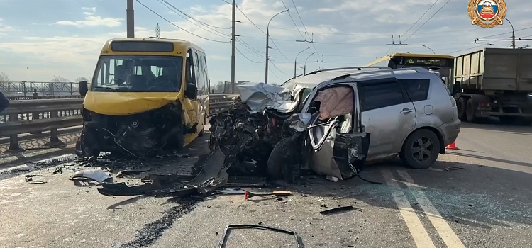 В Ярославле в ДТП с участием автобуса пострадали 11 человек_314604