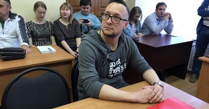 Ярославский суд начал рассматривать дело Кирилла Попутникова, который выложил фото здания УМВД с надписью про Путина на колоннах