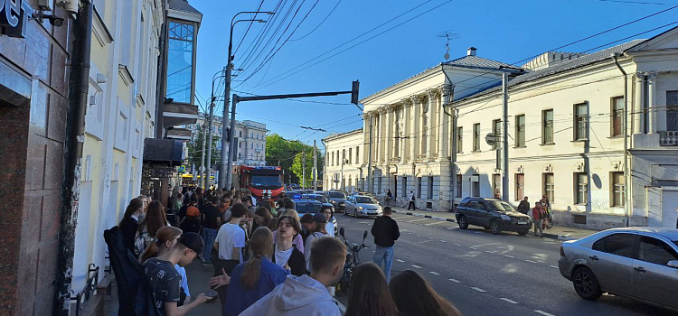 В центре Ярославля из-за пожара эвакуировали офисы и известный ресторан_273314