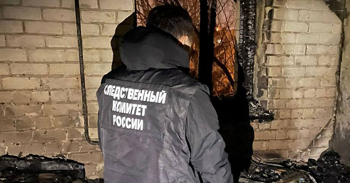 При пожаре в ярославской многоэтажке погибла молодая женщина, еще четверо пострадали