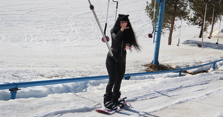 Под Ярославлем устроили массовый заезд на лыжах и сноуборде в купальниках и пижамах_268954
