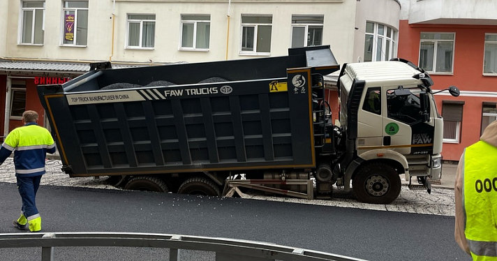 В Ярославле во время ремонта дороги грузовик провалился в яму_245666