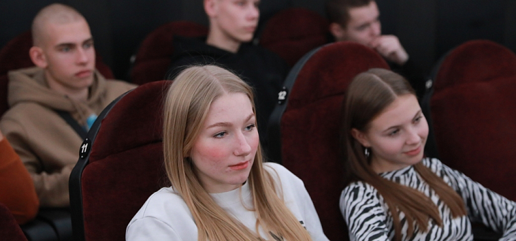 Губернатор Ярославской области встретился с юными спортсменами из ДНР_226103