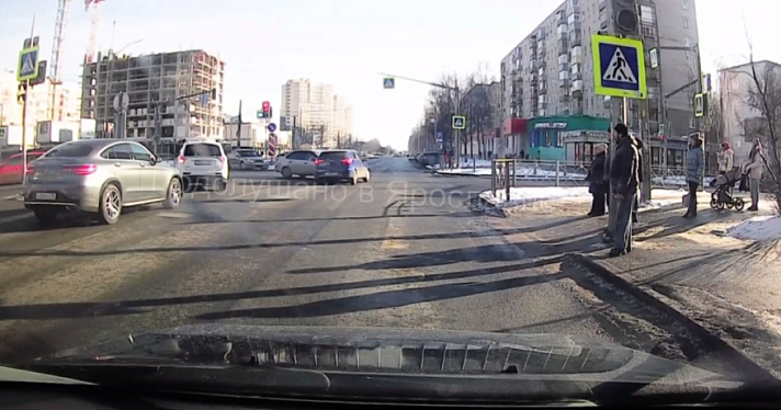 В Ярославле в ДТП с участием автомобиля автошколы пострадали два человека