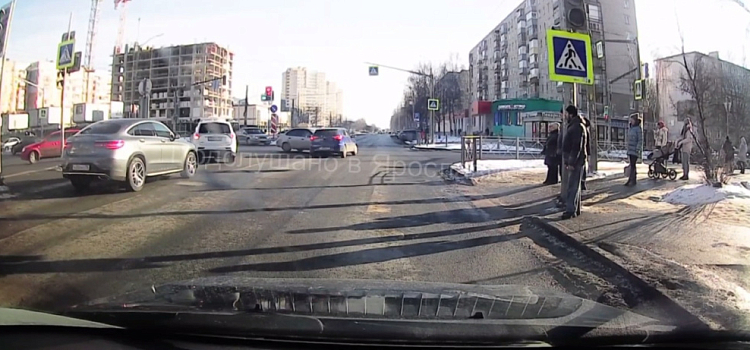 В Ярославле в ДТП с участием автомобиля автошколы пострадали два человека