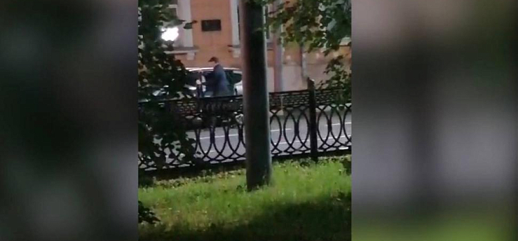 Угрожал пистолетом: конфликт молодых людей в центре Ярославля едва не закончился убийством
