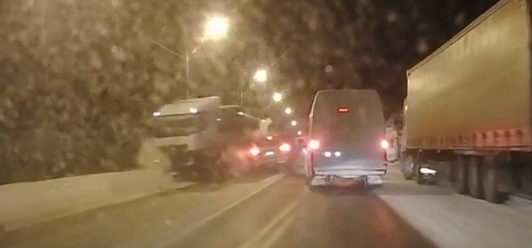 Под Переславлем лоб в лоб столкнулись фура и легковушка