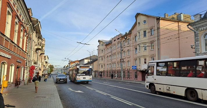 Ярославцев начинают штрафовать за парковку на «выделенке» на улице Свободы