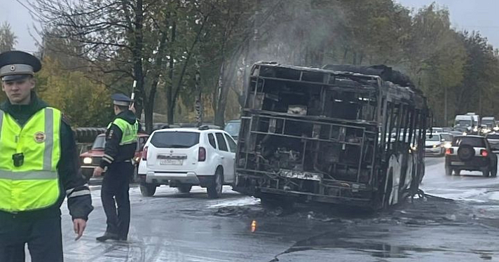 В Ярославле пассажирский автобус выгорел дотла_222427
