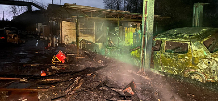 В Ярославле за день сгорели автомобиль и бытовка