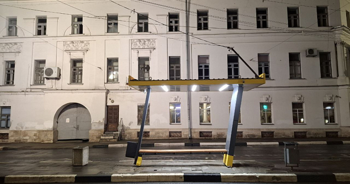 В центре Ярославля неизвестный водитель врезался в новую остановку