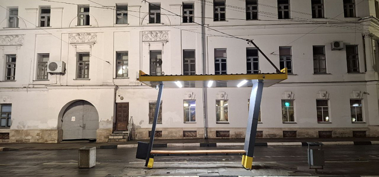 В центре Ярославля неизвестный водитель врезался в новую остановку