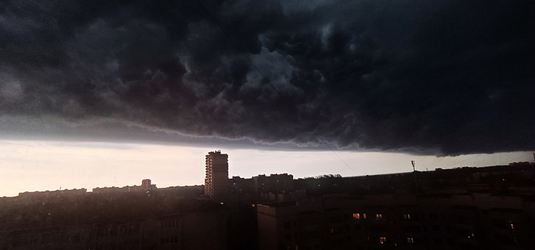 Страшно, но очень красиво: ТОП фотографий вечерней грозы над Ярославлем_299655