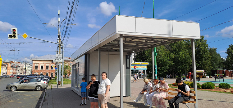На площади Юности в Ярославле появился новый остановочный комплекс с точкой общепита