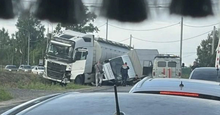 В тройном ДТП с бензовозом в Ярославской области пострадал водитель
