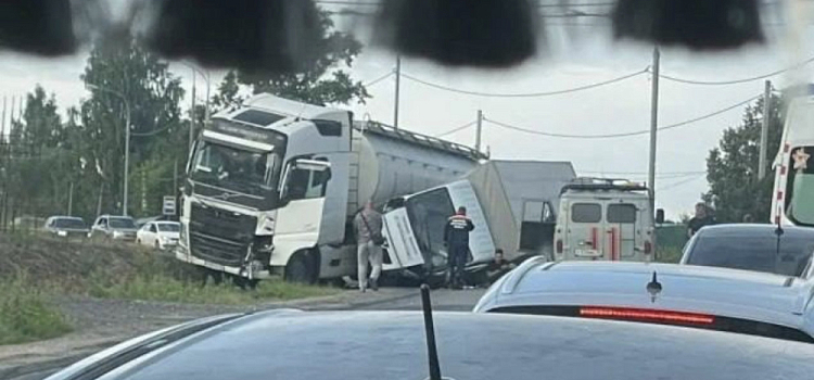 В тройном ДТП с бензовозом в Ярославской области пострадал водитель