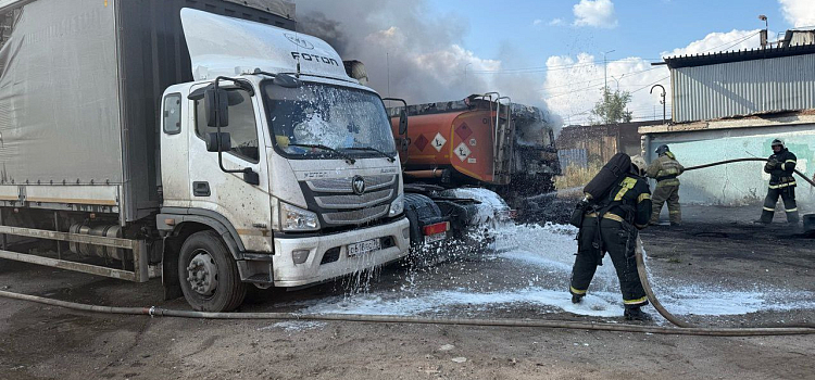 Загорелся бензовоз: в Ярославле случился пожар в промзоне_300743