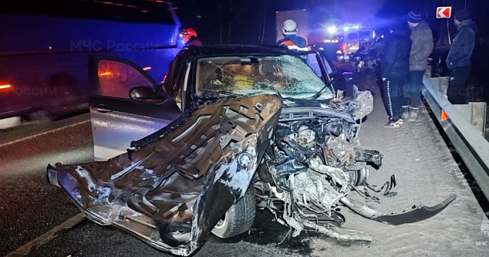 Под Ярославлем выехавший на встречку водитель BMW спровоцировал смертельную аварию