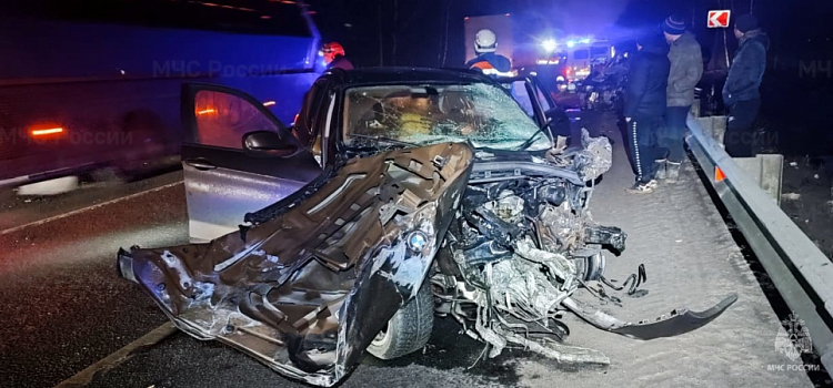 Под Ярославлем выехавший на встречку водитель BMW спровоцировал смертельную аварию