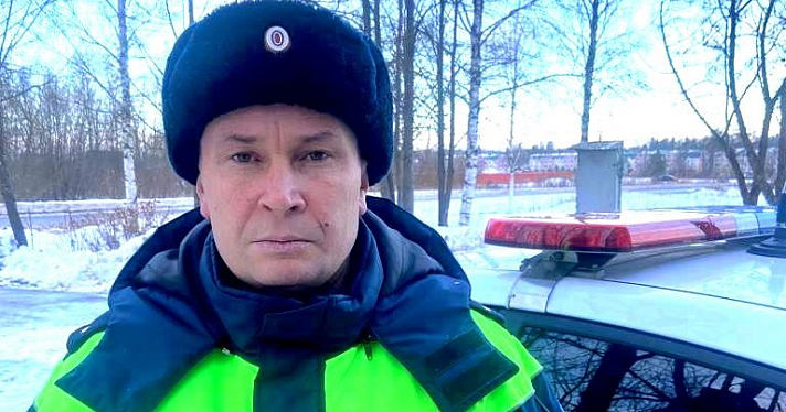 В Ярославской области полицейские помогли водителю, пробившему на загородной трассе колесо_260536